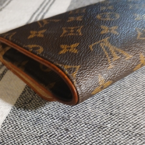Louis Vuitton Monogram Wallet - Picture 8 of 16